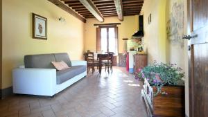 a living room with a couch and a table at Le Terre Di Giano in Paciano