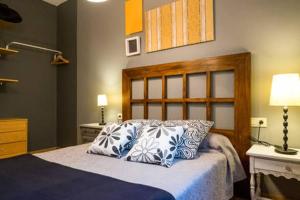 - une chambre avec un lit doté d'oreillers bleus et blancs dans l'établissement KVARA - Apartamento de diseño, à Vigo