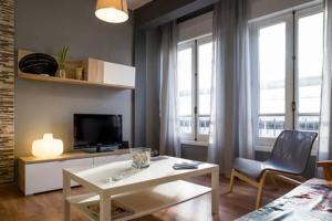 - un salon avec un canapé et une table basse dans l'établissement KVARA - Apartamento de diseño, à Vigo