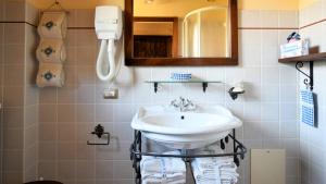 a bathroom with a sink and a mirror and towels at Le Terre Di Giano in Paciano +46 photos