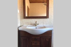 O baie la Villa to rent near the beach +22 fotografii
