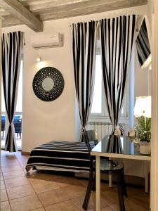 Habitación con cama, mesa y ventanas. en Santa Croce Garden Apartment en Florencia