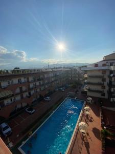 une grande piscine dans un parking à côté des bâtiments dans l'établissement BeDa House, à Giardini Naxos
