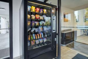 uma vitrine numa loja com alimentos e bebidas em Motel 6-Lexington, KY - East I-75 em Lexington