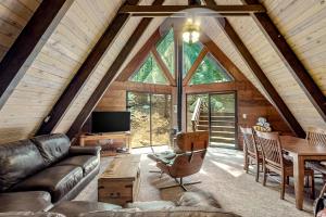 een woonkamer met een bank en een tafel bij Sierra Dream in South Lake Tahoe