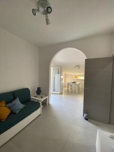 - un salon avec un canapé et une voûte dans l'établissement BeDa House, à Giardini Naxos 4 autres photos