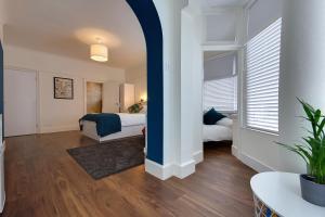a bedroom with a blue pillar and a bed in a room at Large En-suite by the Beach in Bournemouth