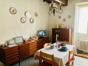 a room with a table and a desk with plates on the wall at Casa Vacanze Beppina Cortona in Cortona