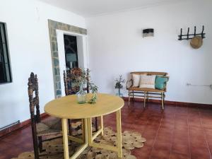 sala de estar con mesa y silla en Cortijo El Aire, Parque Natural Cabo de Gata, en El Pozo de los Frailes