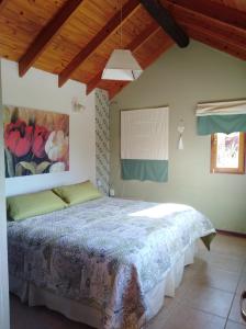 um quarto com uma cama num quarto em Green House em El Calafate