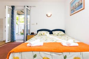 En eller flere senger på et rom på Apartments Miramare & Campara