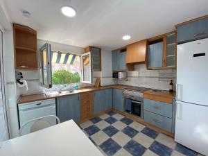 Kuchyňa alebo kuchynka v ubytovaní Alicante Apartamento en la Playa Muchavista-San Juan - Marluma frente al Mar