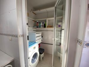 Kuchyňa alebo kuchynka v ubytovaní Alicante Apartamento en la Playa Muchavista-San Juan - Marluma frente al Mar
