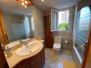 Kúpeľňa v ubytovaní Alicante Apartamento en la Playa Muchavista-San Juan - Marluma frente al Mar