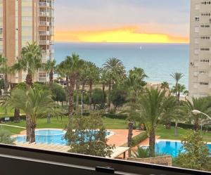 widok na ocean z balkonu ośrodka w obiekcie Alicante Apartamento en la Playa Muchavista-San Juan - Marluma frente al Mar w mieście La Venteta