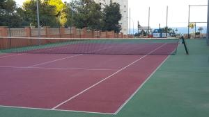 Tenis alebo squash v ubytovaní Alicante Apartamento en la Playa Muchavista-San Juan - Marluma frente al Mar alebo jeho okolí