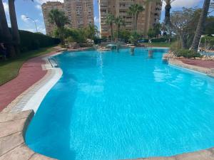 Bazén v ubytovaní Alicante Apartamento en la Playa Muchavista-San Juan - Marluma frente al Mar alebo v jeho blízkosti