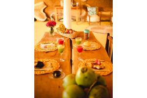 uma mesa com comida e bebidas em Pousada Preá em Prea