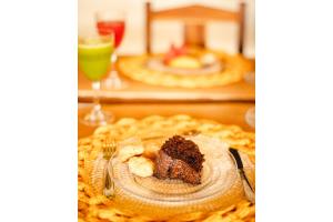 Pousada Preá في بري: طبق من الطعام مع قطعة من الكعك على طاولة