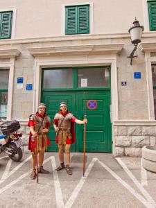 Due uomini armati davanti a una porta verde. di Laura Lux Suites a Spalato (Split)