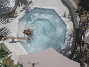 Un homme se tient dans une piscine dans l'établissement The Fan Villa, à Port Antonio