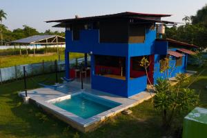 una casa blu con una piscina in un cortile di Guacamayo Azul a Iquitos