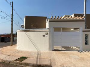 een witte garage met een deur op een huis bij Casa em Brotas, Refúgio e Aconchego in Brotas