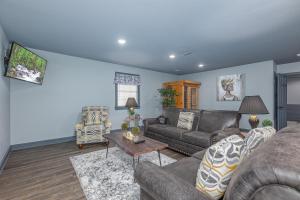 Sweet Surrender cabin في بيدجن فورج: غرفة معيشة مع أريكة وطاولة