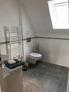 聖馬丁德萬的住宿－Gite 4 places, le Domaine de la Vallée，白色的浴室设有卫生间和窗户。