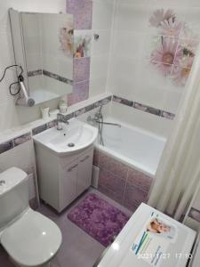y baño con lavabo, aseo y bañera. en Apartments on Lenina Street 75, en Novosibirsk