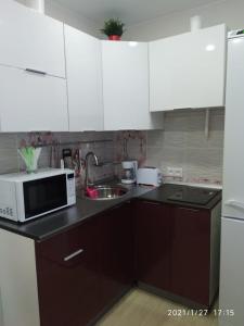 Кухня или кухненски бокс в Apartments on Lenina Street 75