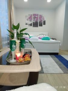 Una habitación con una mesa con una vela y una cama en Apartments on Lenina Street 75, en Novosibirsk