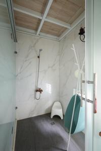 een badkamer met een douche en een toilet bij 朵麗絲森林 in Meishan