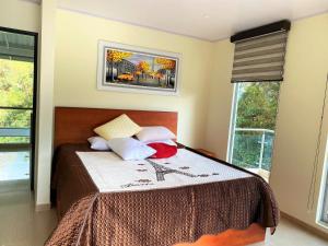 Un pat sau paturi într-o cameră la Casa Campestre Balmoral
