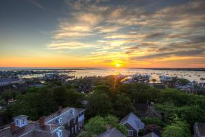 ナンタケットにある21 ブロードの夕日を背景に市街を望む