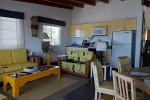 een woonkamer met een bank en een keuken bij CASA DE PLAYA EN ENSENADA in Ensenada