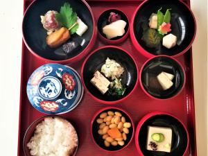 una bandeja llena de diferentes tipos de comida en tazones en Kasuian en Kyoto