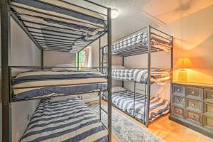 Двухъярусная кровать или двухъярусные кровати в номере Family Getaway with Deck quarter Mi to Torch Lake!