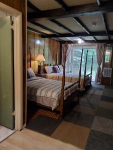 GouldsboroにあるPocono mountain hotel and spaのベッドルーム1室(ベッド2台、窓付)