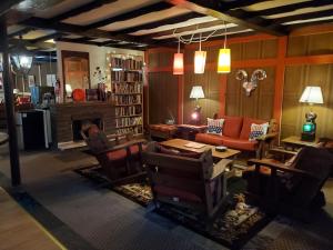 uma sala de estar com mobiliário e uma lareira em Pocono mountain hotel and spa em Gouldsboro