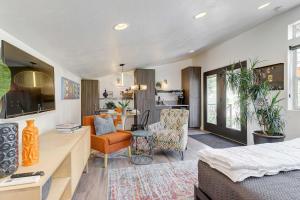 een kamer met een bed en een woonkamer bij Stylish and Modern Boise Studio with Foothills Views! in Boise