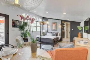 Stylish and Modern Boise Studio with Foothills Views!客房内的一张或多张床位