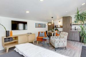 sala de estar con cama y comedor en Stylish and Modern Boise Studio with Foothills Views! en Boise
