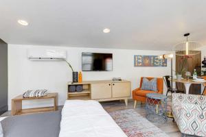 Stylish and Modern Boise Studio with Foothills Views!的电视和/或娱乐中心