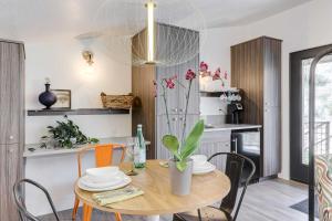 Stylish and Modern Boise Studio with Foothills Views!的厨房或小厨房