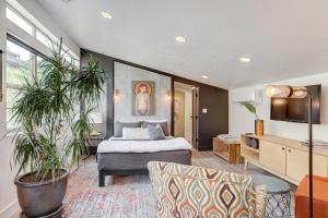 博伊西Stylish and Modern Boise Studio with Foothills Views!的一间带床的卧室和一间客厅