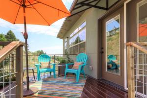 Stylish and Modern Boise Studio with Foothills Views!的阳台或露台