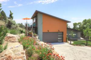 博伊西Stylish and Modern Boise Studio with Foothills Views!的一座房子,带车库门和一些鲜花