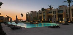 Πισίνα στο ή κοντά στο luxury apartment at Mangroovy El Gouna
