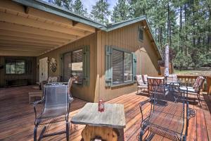 un portico con sedie e un tavolo su un ponte di Hildas Cabin Mtn-View Retreat in Pine! a Pine
